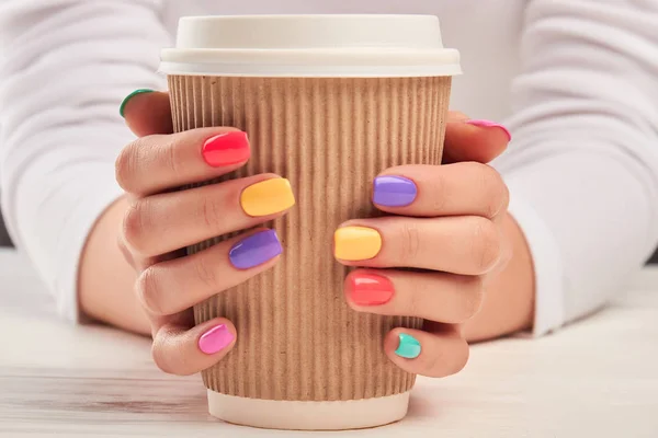 Grande tasse à café en carton dans les mains féminines . — Photo