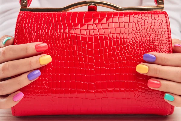 Kırmızı Lake el çantası eller.