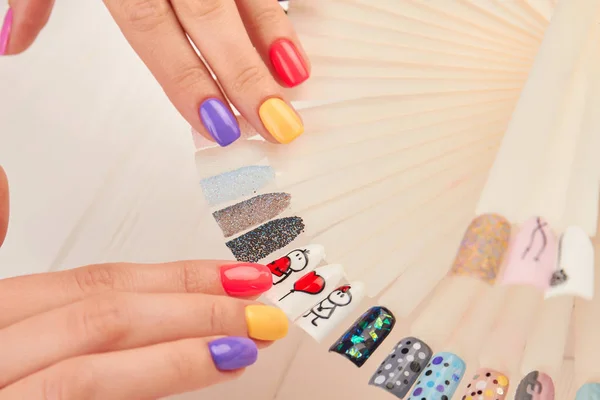 Kleurrijke zomer manicure en nagel palet. — Stockfoto