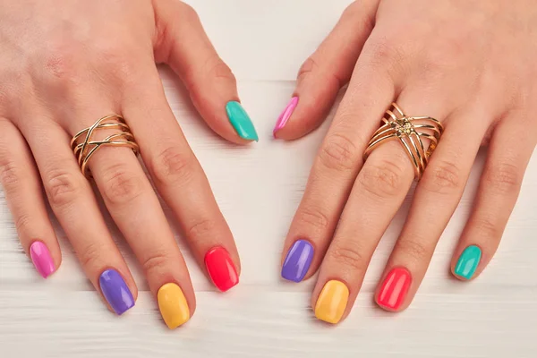 Wypielęgnowane Dłonie Pierścieniami Luksusowych Młoda Kobieta Ręce Kolorowy Manicure Latem — Zdjęcie stockowe