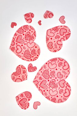 Beyaz arka plan üzerinde dekoratif kalplerin koleksiyonu.
