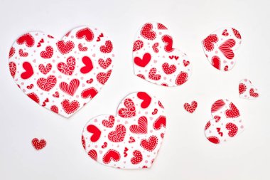 Kırmızı desenli beyaz kağıt kalpler.