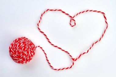 Yün iplik kalp şeklinde.