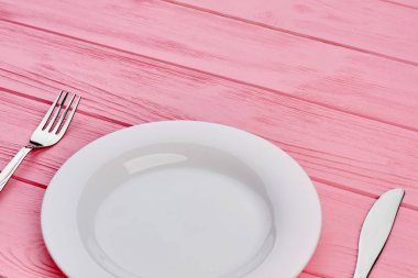 Boş tabak, çatal ve bıçak ahşap üzerine.