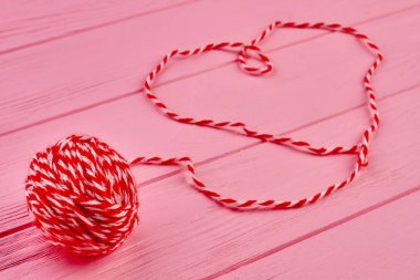 Kırmızı yün iplik yumağı.