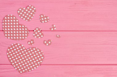 Renkli kağıt kalpleri ve kopya alanı.