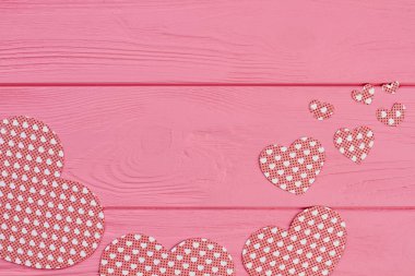 Ahşap arka plan üzerinde kağıt kalplerin koleksiyonu.