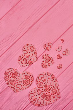 Afiş, en iyi görünüm için kağıt kalpler.