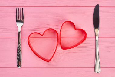 İki kırmızı kalpler, çatal ve bıçak.