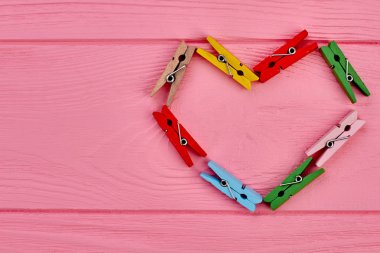 Renkli clothespins kalp şekli oluşturan.
