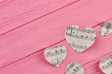 Vintage kağıt kalpler müzik notaları ile.