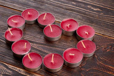 Çay ışık mumlar kalp şeklinde.