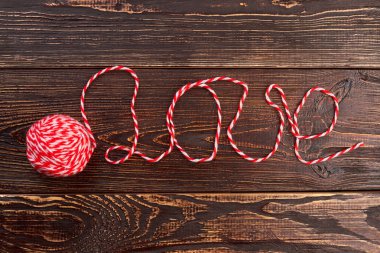 Yün iplik ile yazılı kelime aşk.