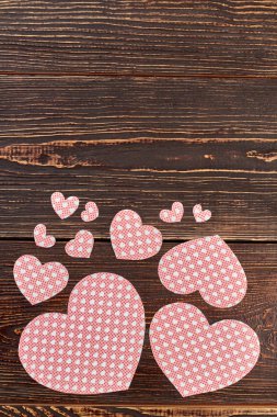 Renkli kağıt kalpleri ve kopya alanı.