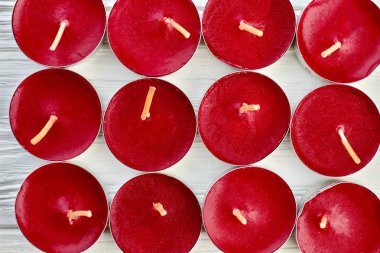 Kırmızı çay ışık mumlar arka plan.