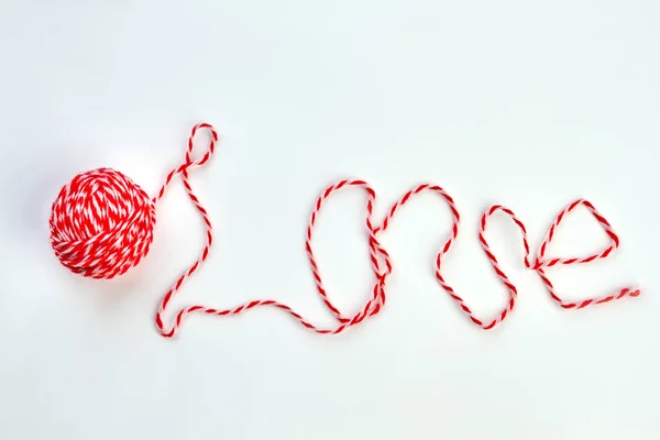 Слово любовь, написанное красной шерстью . — стоковое фото