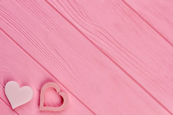 A fából készült textúrázott háttérre rózsaszín szívekkel. — Stock Fotó