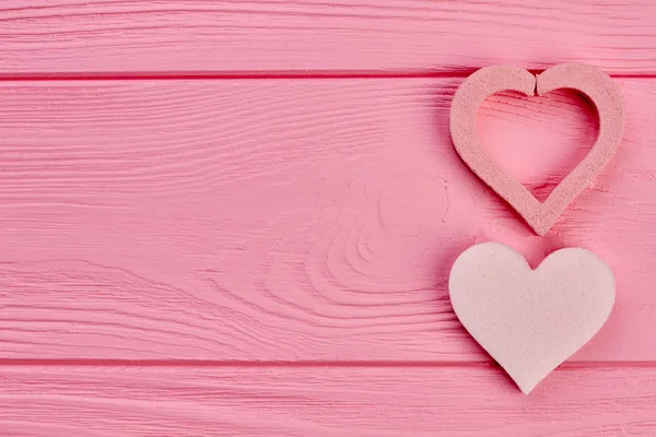 Corazones sobre fondo de madera rosa, espacio para copiar . — Foto de Stock