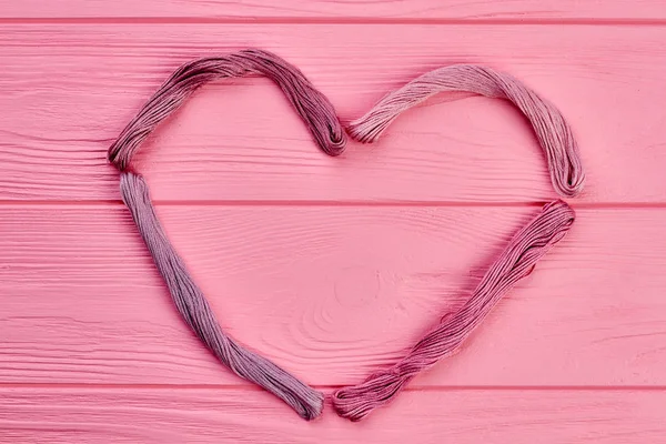 Форма сердца из разноцветных нитей . — стоковое фото