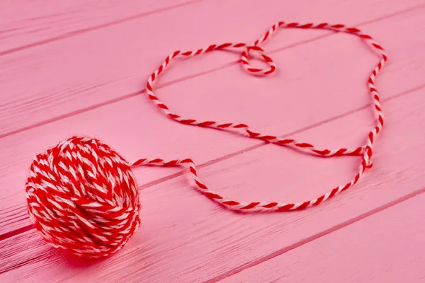 Kırmızı yün iplik yumağı.