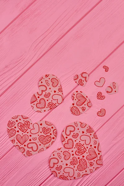 Afiş, en iyi görünüm için kağıt kalpler.