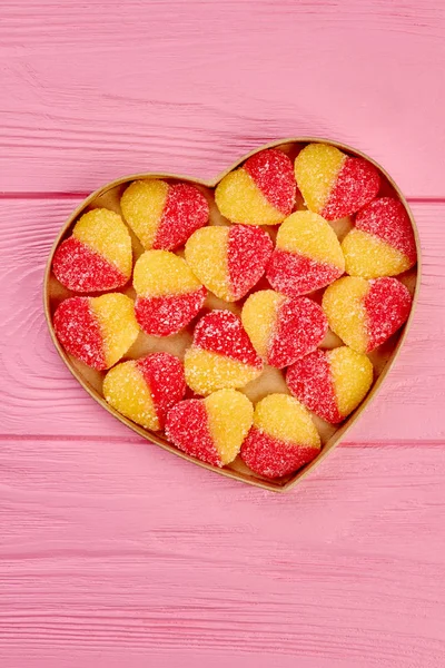 Şekerli meyve şekerleri kutusunda, üstten görünüm.