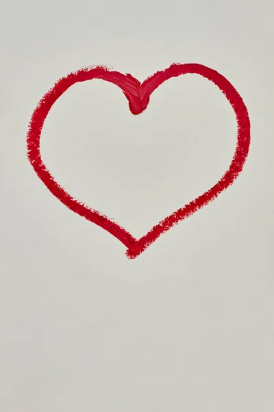 Красное сердце с помадой . — стоковое фото