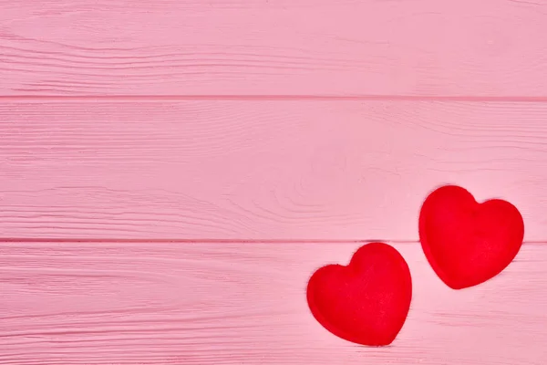 Aantal rode harten op houten achtergrond. — Stockfoto