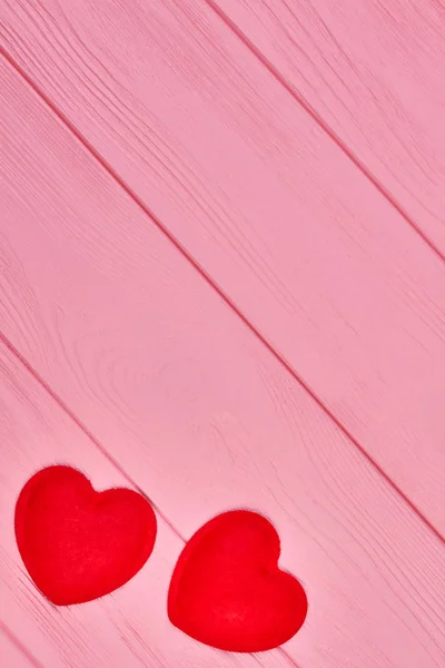 Dos pequeños corazones sobre fondo de madera . — Foto de Stock