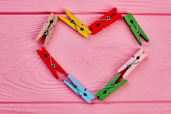 Színes clothespins alkotó szív alakú. — Stock Fotó