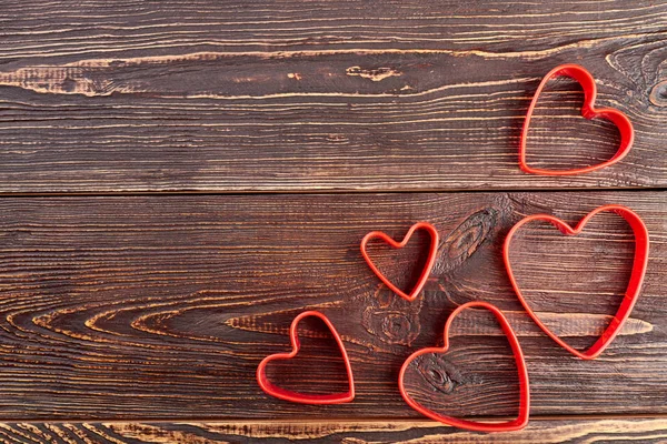 Kırmızı plastik kalp şekiller kümesi.