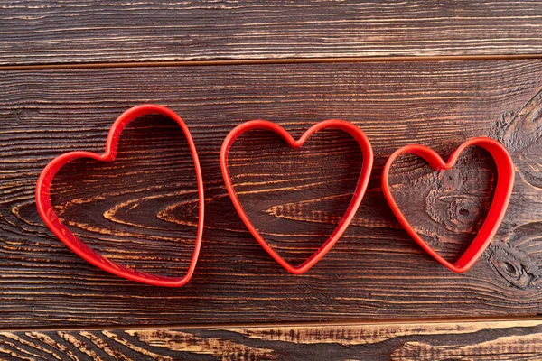 Tres moldes de pastel de plástico en forma de corazón . — Foto de Stock