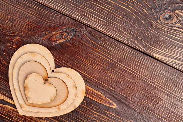 Fondo de San Valentín con corazones de madera . — Foto de Stock