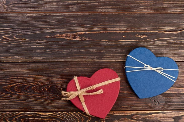 Dos corazones decorativos sobre fondo de madera . —  Fotos de Stock