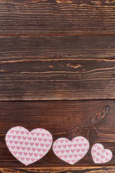 Tres corazones de papel sobre fondo de madera . — Foto de Stock