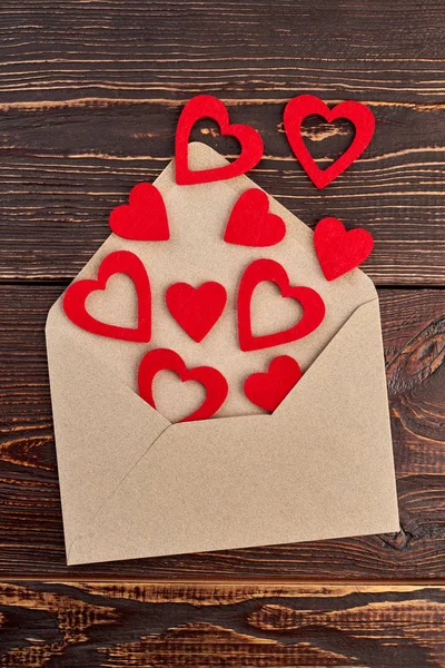 Geopende envelop en rode papier harten. — Stockfoto