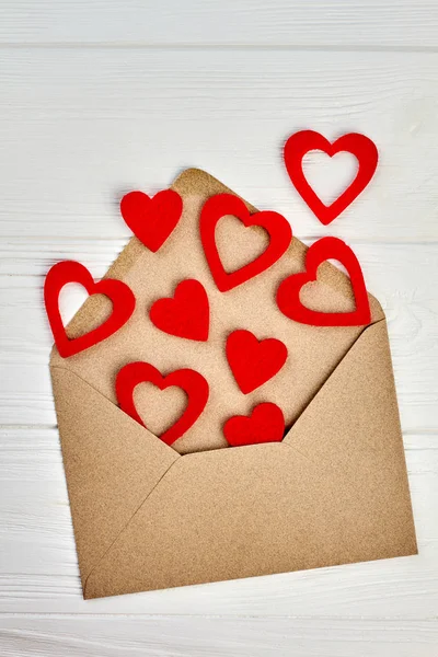 Geopende envelop en rode papier harten. — Stockfoto
