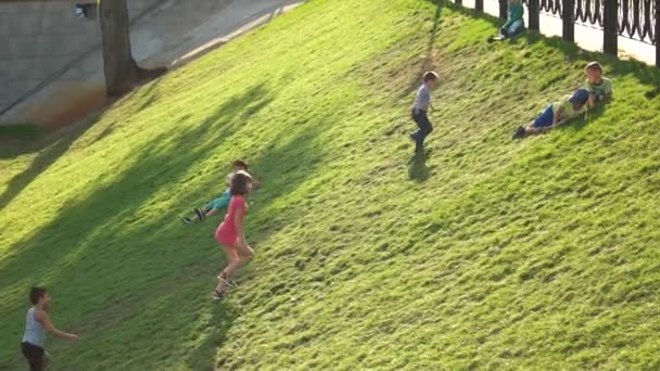 Дети катятся с холма . — стоковое видео