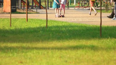 Tekme scooter parkta kızlarla.