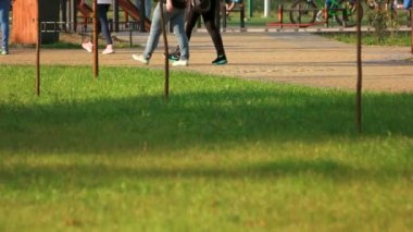 Parkta gezinti insanlar.