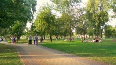Gün kapalı park.