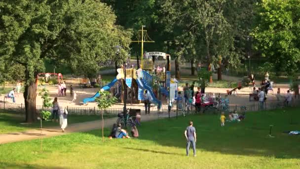 Aire de jeux extérieure dans le parc, mouvement rapide . — Video