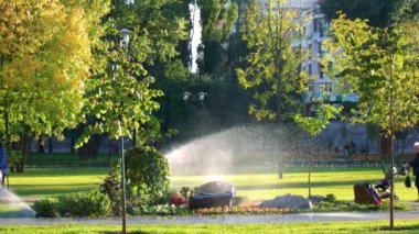 Parkta gezinti insanlar yürüyen.