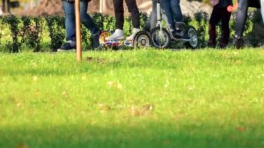 Park Gyroscooter ve tekme scooter.