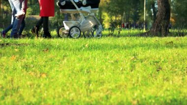 İnsanlar yavaş yavaş parkta gezinme.