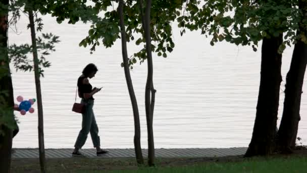 Városligeti tó mellett sétálnak. — Stock videók