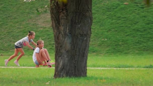 Twee kleine meisjes schaatsen en plezier. — Stockvideo