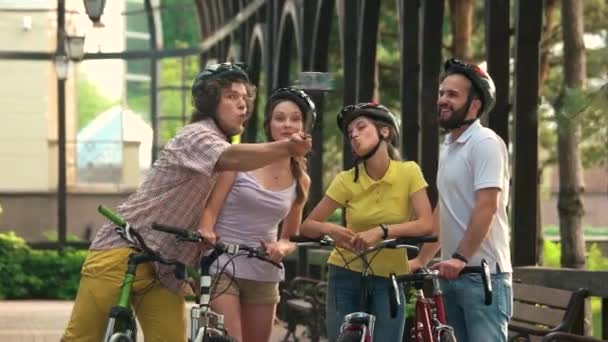 Jóvenes amigos divertidos con palo selfie . — Vídeos de Stock