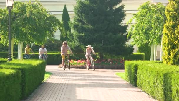 Vier jonge vrienden op de fiets rijden. — Stockvideo