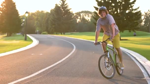 Guy ridning cykel på vägen. — Stockvideo